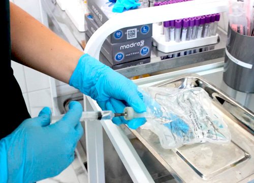 Капельница Мексидола Врач подготавливает капельницу